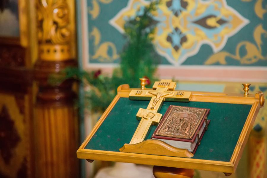 Крест и Евангелие на аналое